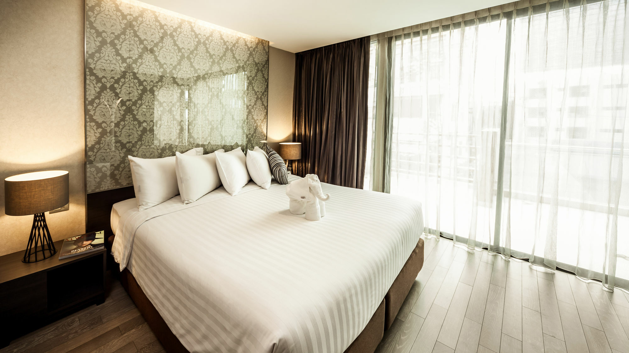 Arcadia Residence Ploenchit By Compass Hospitality Bangkok Exterior photo