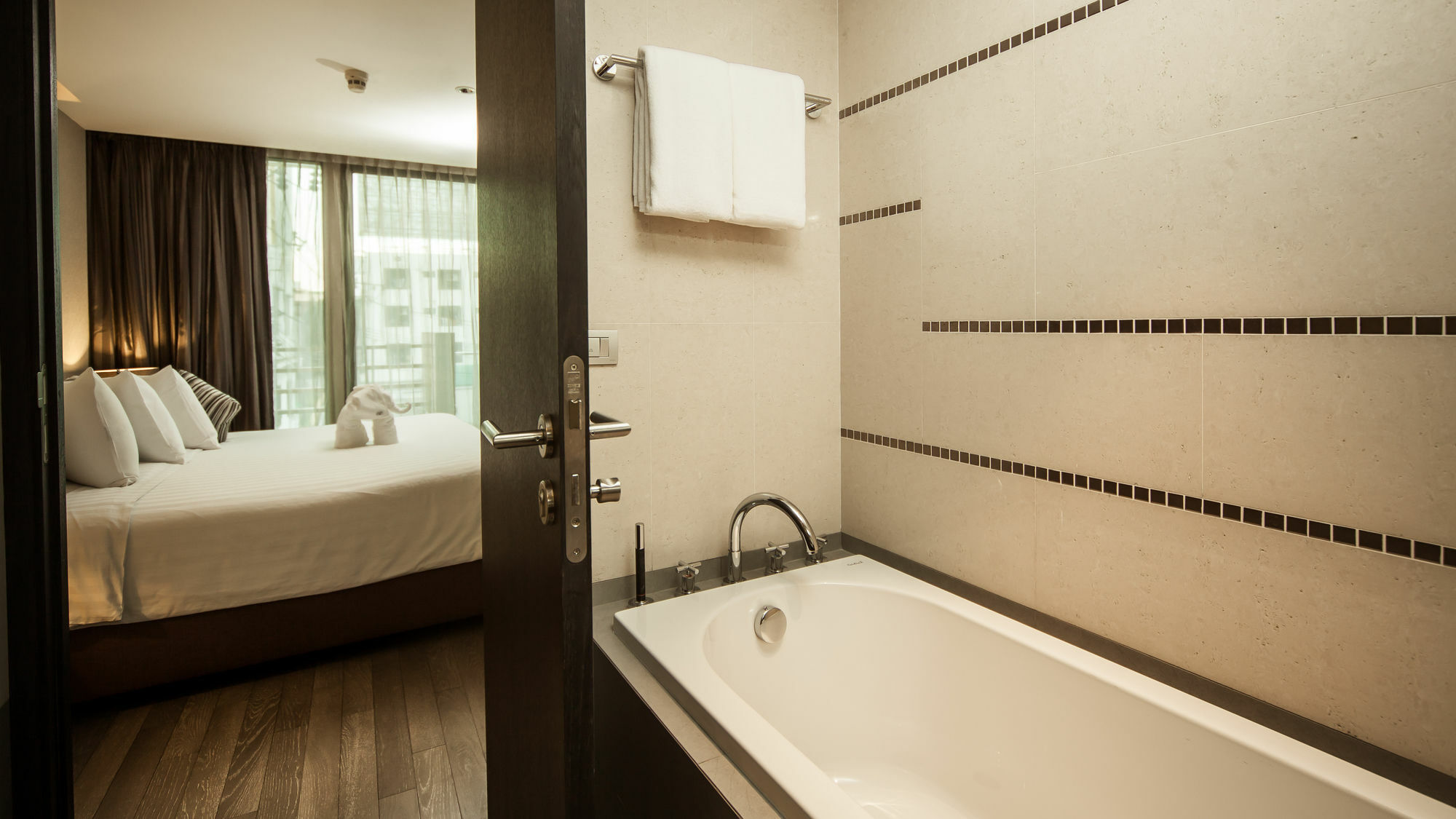 Arcadia Residence Ploenchit By Compass Hospitality Bangkok Exterior photo