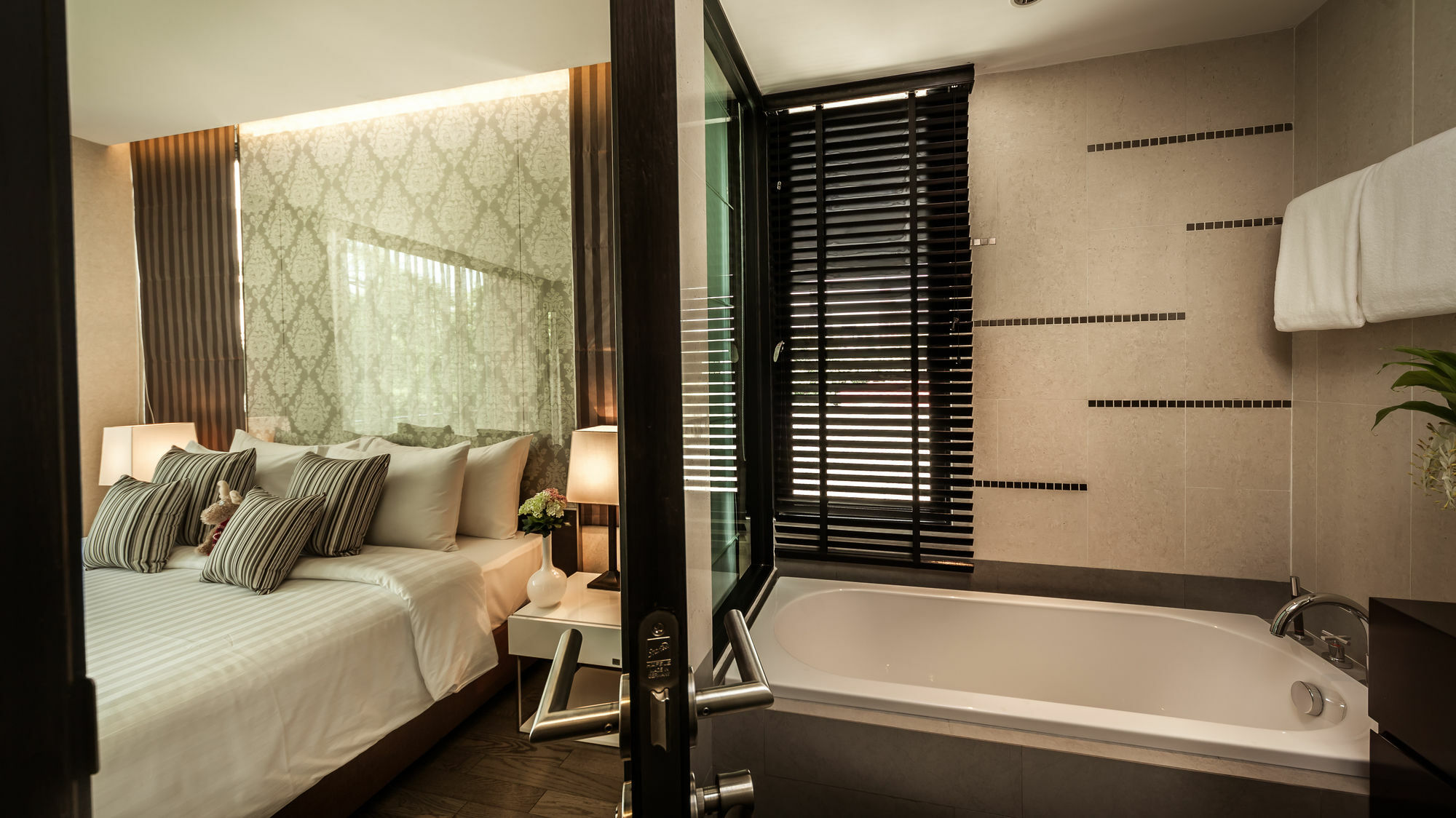 Arcadia Residence Ploenchit By Compass Hospitality Bangkok Exterior photo