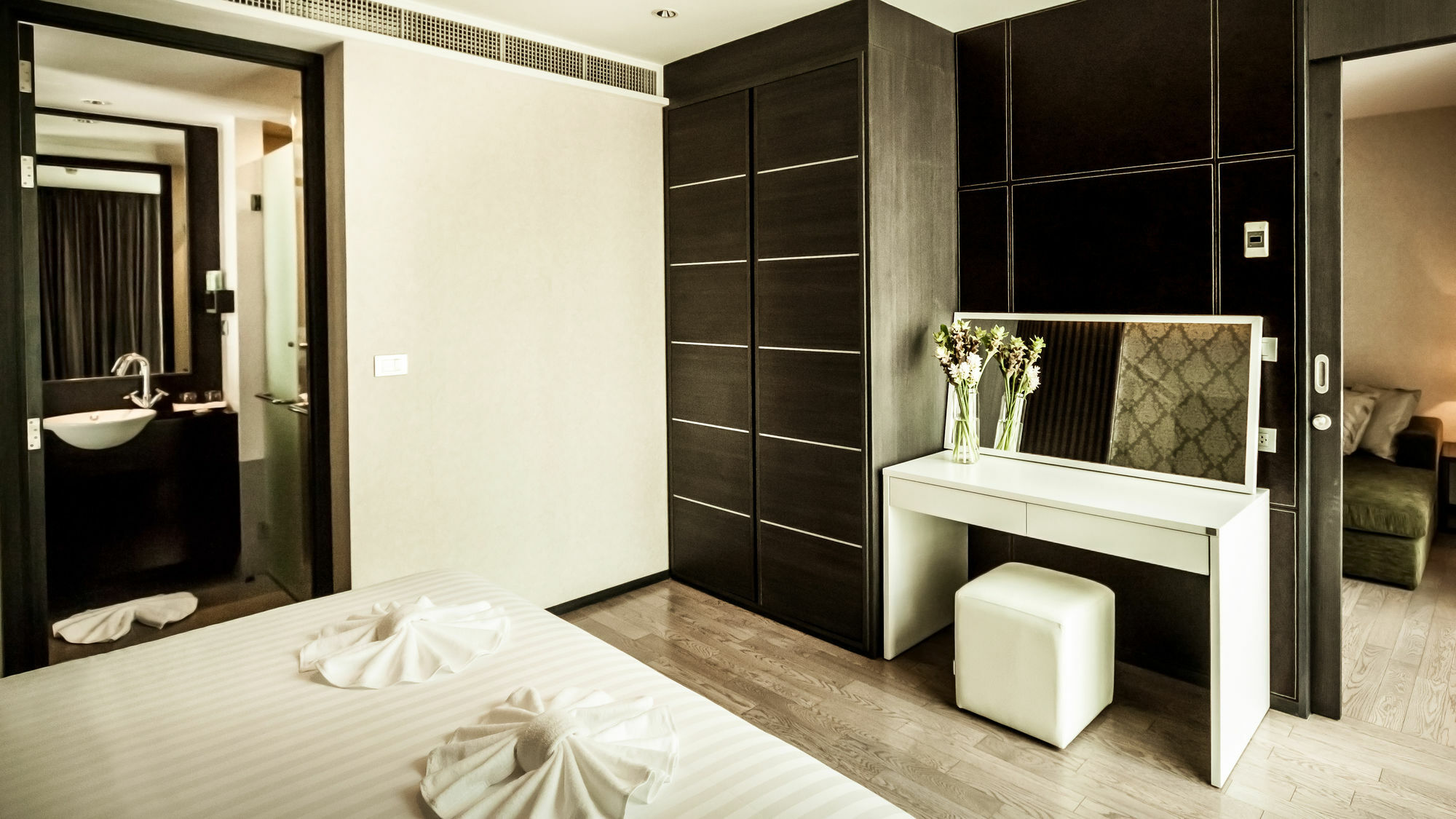Arcadia Residence Ploenchit By Compass Hospitality Bangkok Exterior photo